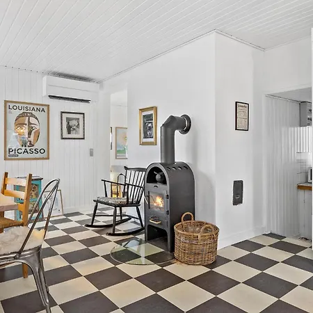 2 Bedroom Awesome In Casa de Férias